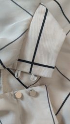 Elegante camisa beige con estampado de cuadros