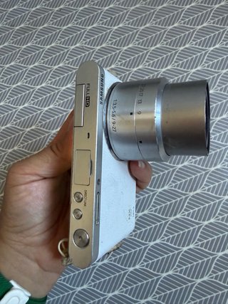 Fotocamera Samsung NX mini con obbiettivo 9-27
