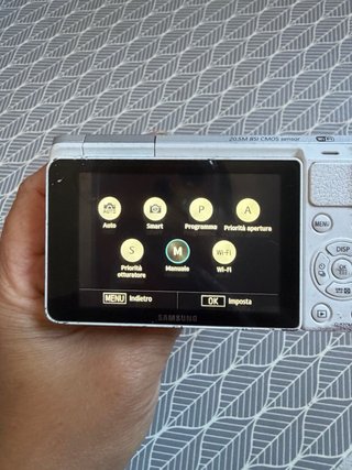 Fotocamera Samsung NX mini con obbiettivo 9-27