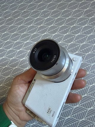 Fotocamera Samsung NX mini con obbiettivo 9-27