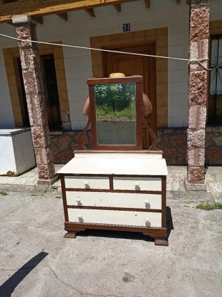 Cómoda antigua madera castaño con espejo
