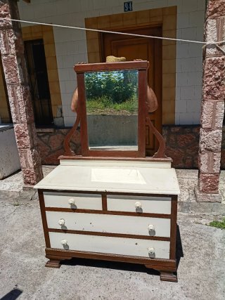 Cómoda antigua madera castaño con espejo