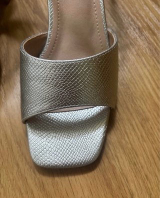Sandalias plateadas piel tacón