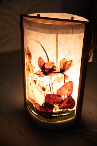 Lampada d'atmosfera artigianale con fiori e foglie