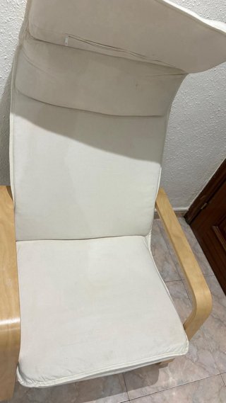 Sillón de tela y madera beige
