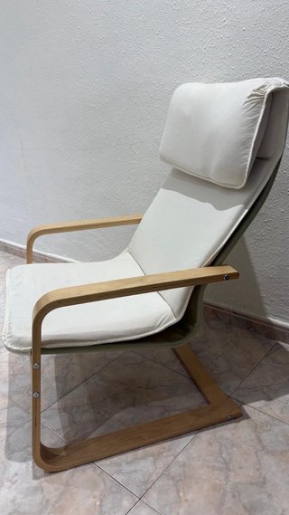 Sillón de tela y madera beige