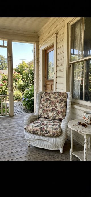 4 Sillones de mimbre con cojines florales