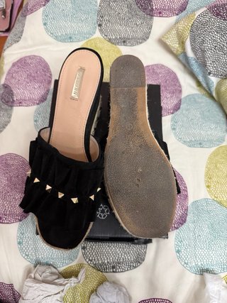 Sandalias plataforma negras con volantes y tachas