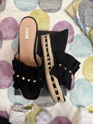 Sandalias plataforma negras con volantes y tachas