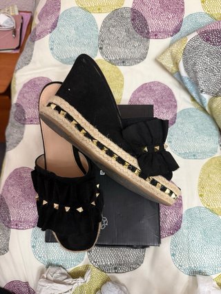 Sandalias plataforma negras con volantes y tachas