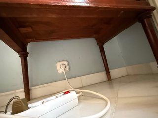Mesita de noche vintage restaurada con int piedra