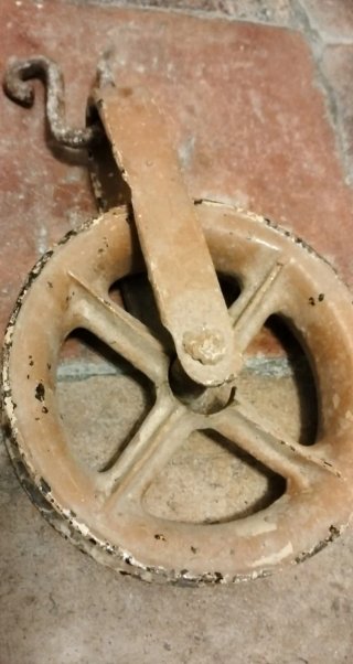 Polea o garrucha antigua de hierro