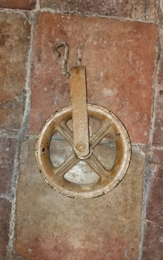 Polea o garrucha antigua de hierro