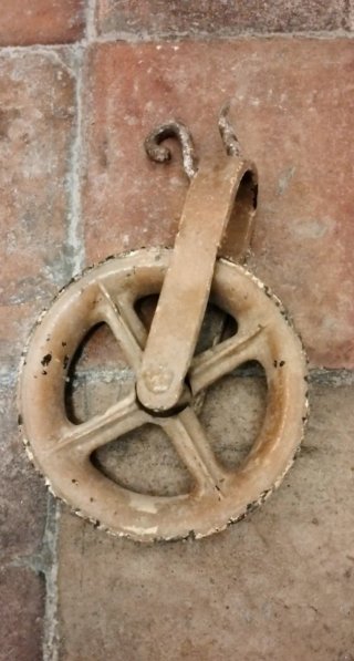 Polea o garrucha antigua de hierro