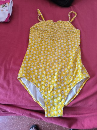 Bañadores niña 5 € cada uno