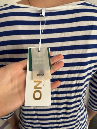Camiseta con etiqueta de rayas