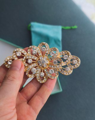Broche joya dorado con cristales - EVER FAITH