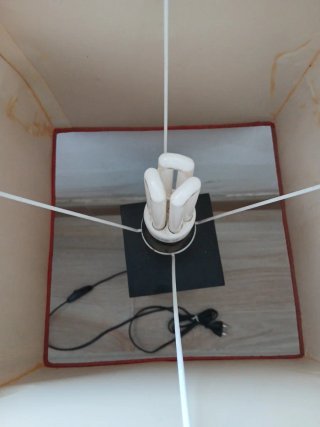 Lámpara de mesa moderna roja y negra