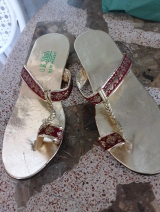 Disfraz infantil con sandalias