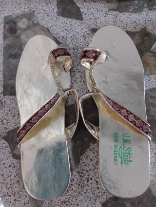 Disfraz infantil con sandalias