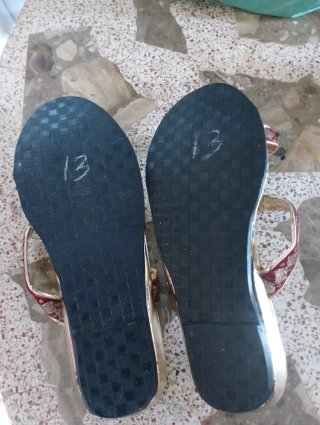Disfraz infantil con sandalias