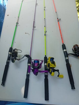 4 Cañas de Pescar Barco Kayak con carrete nuevas