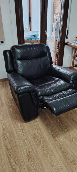 Sofá de piel negro casi nuevo