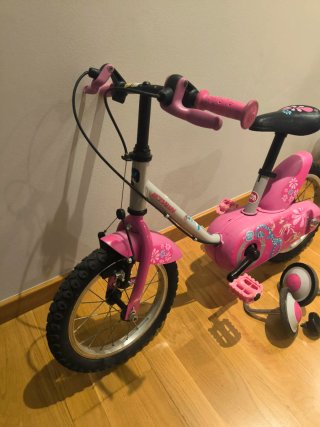 Bicicleta infantil rosa con ruedines