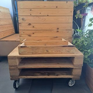 Un sofá de palet de madera SKF con ruedas