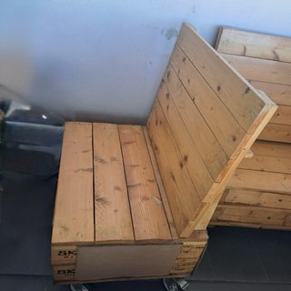 Un sofá de palet de madera SKF con ruedas