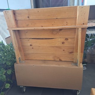 Un sofá de palet de madera SKF con ruedas
