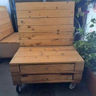 Un sofá de palet de madera SKF con ruedas