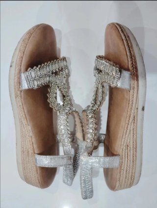 Sandalias plateadas adornadas talla 38