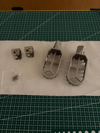 Reposapiés BMW F900 GS Originales