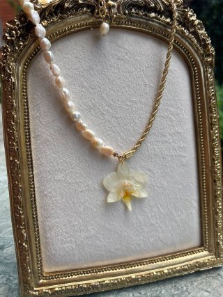 Collar dorado con orquídea natural