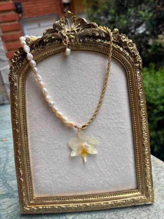 Collar dorado con orquídea natural