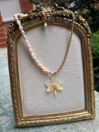 Collar dorado con orquídea natural