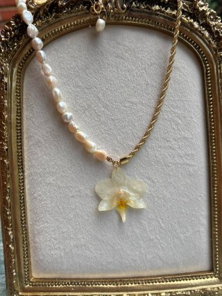 Collar dorado con orquídea natural