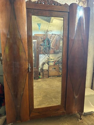 Armario antiguo de madera con espejo
