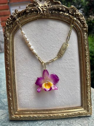 Collar dorado con orquídea natural
