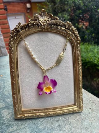 Collar dorado con orquídea natural