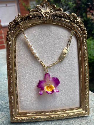 Collar dorado con orquídea natural