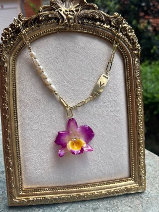 Collar dorado con orquídea natural