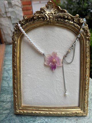 Collar plateado con orquídea natural