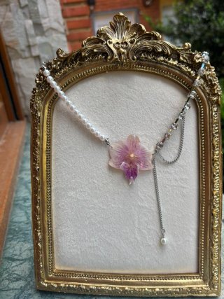 Collar plateado con orquídea natural