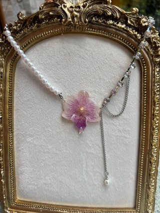 Collar plateado con orquídea natural
