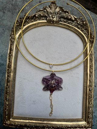 Collar dorado con orquídea natural