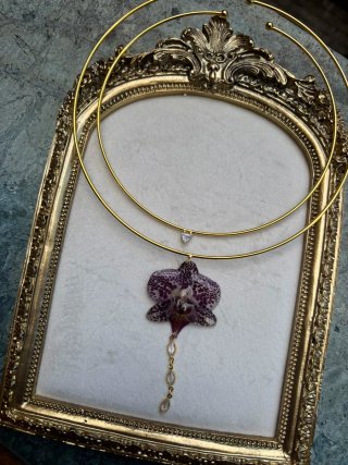 Collar dorado con orquídea natural