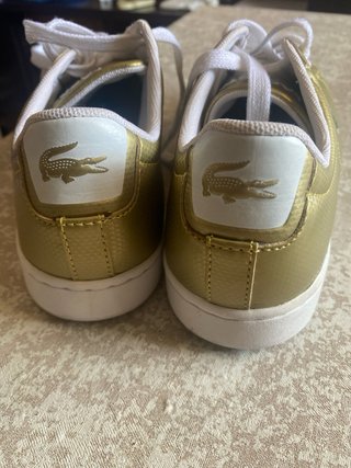 Zapatillas doradas Lacoste talla 35 son cómodos