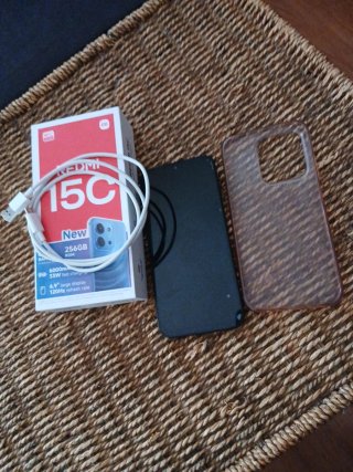 Xiaomi Redmi 15C con cargador